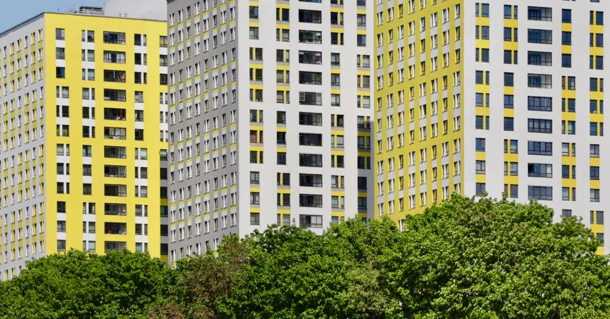 découvrez les normes de construction 2026, les exigences clés et les innovations pour des bâtiments durables et conformes aux réglementations à venir.