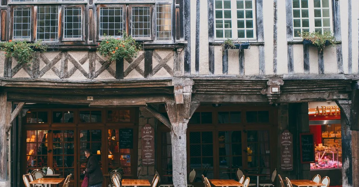 découvrez la gastronomie normande, ses saveurs authentiques, ses produits locaux et ses spécialités traditionnelles qui raviront les palais les plus exigeants.