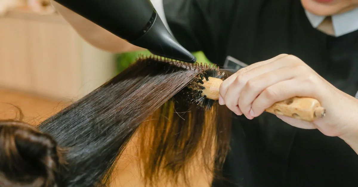 découvrez nos conseils et produits essentiels pour prendre soin de vos cheveux et révéler leur beauté naturelle au quotidien.