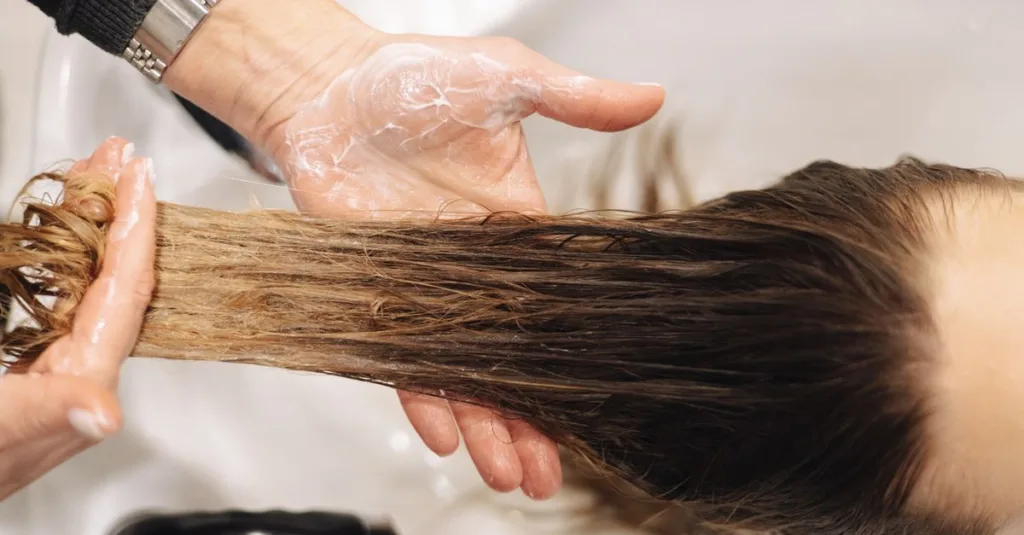 découvrez nos conseils et produits essentiels pour des soins capillaires efficaces et adaptés à tous les types de cheveux.